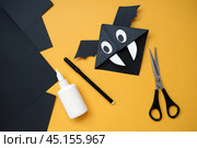 Летучая мышь из бумаги. Оригами. Поделка празднику Хэллоуин. Концепция "СДЕЛАЙ сам". Детское творчество. Шаг за шагом. Стоковое фото, фотограф Терехова Марина / Фотобанк Лори