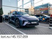 Электромобиль Rising Auto R7 перед зданием дилерского центра. Среднеразмерный электромобиль-кроссовер, выпускаемый компанией SAIC Motor (2024 год). Редакционное фото, фотограф Константин Григорьев / Фотобанк Лори
