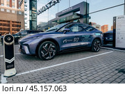 Электромобиль Rising Auto R7 перед зданием дилерского центра. Среднеразмерный электромобиль-кроссовер, выпускаемый компанией SAIC Motor (2024 год). Редакционное фото, фотограф Константин Григорьев / Фотобанк Лори