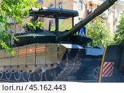 Основной боевой танк Т-80БВМ, подготовка к параду Победы. Волгоград, улица Мира, Россия. (2024 год). Редакционное фото, фотограф Андрей Цыганков / Фотобанк Лори
