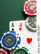 Cards and chips for poker on green table. Стоковое фото, фотограф Сергей Толмачёв / Фотобанк Лори