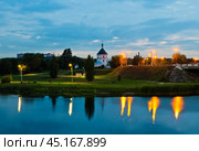 Церковь Покрова Пресвятой Богородицы (Покровская церковь) и река Тьмака. Вечер. Тверь. Россия. Редакционное фото, фотограф E. O. / Фотобанк Лори