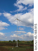 Использование ветрогенератора на ферме в России. Windmill as a source of renewable energy and sustainable resource. Wind turbine. Green energy. Стоковое фото, фотограф Ekaterina M / Фотобанк Лори