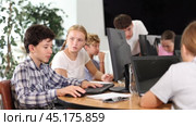 Boy and girl learning to work on computer in classroom. Стоковое видео, видеограф Яков Филимонов / Фотобанк Лори