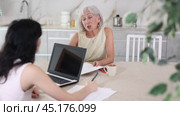 Elderly woman meeting financial advisor for investment at home. Стоковое видео, видеограф Яков Филимонов / Фотобанк Лори