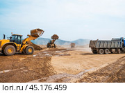Фронтальные погрузчики и грузовой самосвал. Стоковое фото, фотограф Павел Просянов / Фотобанк Лори
