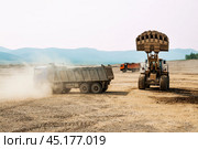 Фронтальный погрузчик, грузовые самосвалы. Стоковое фото, фотограф Павел Просянов / Фотобанк Лори