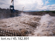 Бурлящая вода, прошедшая сквозь плотину строящейся гидроэлектростанции ( сквозь водоводы ) Стоковое фото, фотограф Павел Просянов / Фотобанк Лори