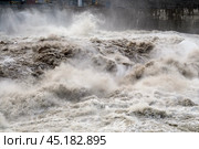 Бурлящая вода, прошедшая сквозь плотину гидроэлектростанции ( сквозь водоводы ) Стоковое фото, фотограф Павел Просянов / Фотобанк Лори