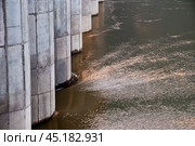 Водоводы гидроэлектростанции ( входные ворота ) (2012 год). Стоковое фото, фотограф Павел Просянов / Фотобанк Лори