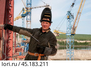 Сварщик - высотник, на строительстве Усть-Среднеканской ГЭС ( Усть-СреднеканГЭСстрой, Магаданская область ) (2012 год). Редакционное фото, фотограф Павел Просянов / Фотобанк Лори