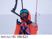 Юный кайтер на соревнованиях зимой (2023 год). Редакционное фото, фотограф Ольга Дубровская / Фотобанк Лори
