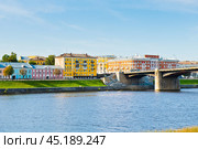 Вид на набережную Степана Разина. Солнечное утро. Ранняя осень. Тверь. Россия. Редакционное фото, фотограф E. O. / Фотобанк Лори
