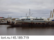 Теплоход проекта А 145 "Северречфлота" при постановке на зимний отстой. Редакционное фото, фотограф Илья Юрукин / Фотобанк Лори