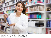 Positive salesgirl helping to choose hair products in cosmetic store. Стоковое фото, фотограф Татьяна Яцевич / Фотобанк Лори