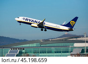 Ryanair Boeing EI-EKZ taking off from El Prat Airport (2020 год). Редакционное фото, фотограф Яков Филимонов / Фотобанк Лори