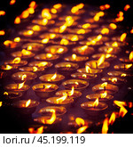 Burning candles in Buddhist temple, McLeod Ganj. Стоковое фото, фотограф Дмитрий Рухленко / Фотобанк Лори