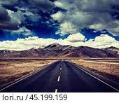 Road on plains in Himalayas with mountains. Стоковое фото, фотограф Дмитрий Рухленко / Фотобанк Лори