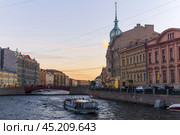 Evening view of the Red Bridge and Esders and Scheefhals building in Saint Petersburg (2024 год). Редакционное фото, фотограф Евгений Харитонов / Фотобанк Лори