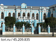 Chertkov House (Saltykov-Chertkov estate), Moscow rococo estate of 17th-19th centuries at Myasnitskaya street, house 7. Moscow, Russia (2024 год). Редакционное фото, фотограф Валерия Попова / Фотобанк Лори