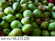 Fresh green pears background. Стоковое фото, фотограф Яков Филимонов / Фотобанк Лори