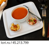 Refreshing pureed soup Gazpacho with toasted bread and vegetables. Стоковое фото, фотограф Яков Филимонов / Фотобанк Лори