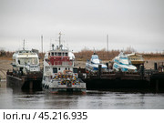 Постановка судов на зимний отстой в конце навигации в Ханты-Мансийском автономном округе - Югре. Редакционное фото, фотограф Илья Юрукин / Фотобанк Лори
