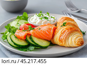 Круассаны с творожным сыром и красной рыбкой. Стоковое AI-изображение, AI-художник Щеголева Ольга / Фотобанк Лори