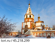 Siberian Irkutsk city during New Year and Christmas holidays. View of Old Russian Baroque Cathedral of Epiphany on Lower Embankment of Angara River on sunny cold day. Scenic winter city landscape (2022 год). Редакционное фото, фотограф Виктория Катьянова / Фотобанк Лори