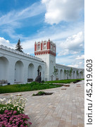 Стены и башни Новодевичьего монастыря, Москва (2024 год). Редакционное фото, фотограф Лариса Гордеева / Фотобанк Лори