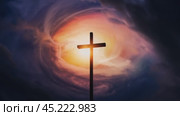 Sunset clouds moving behind christian cross. Стоковое AI-видео, аниматор Данил Руденко / Фотобанк Лори