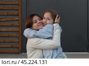 Мама обнимает своего ребёнка, объятия. Стоковое фото, фотограф Екатерина Малиева / Фотобанк Лори