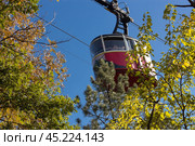 Корзина передвигается по канатной дороге в гору. Стоковое фото, фотограф Екатерина Малиева / Фотобанк Лори