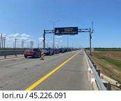 Очередь из автомобилей перед въездом на Крымский мост, Тамань (2023 год). Редакционное фото, фотограф Мария Кылосова / Фотобанк Лори