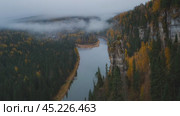 Туман танцует над рекой усьва и усьвинскими столбами. Time-lapse 4К. Стоковое видео, видеограф Сергей Егоров / Фотобанк Лори
