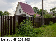 Деревянный дом на дачном участке в шесть соток (2024 год). Редакционное фото, фотограф Андрей Иванов / Фотобанк Лори