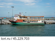 Pattaya, Thailand - December 15, 2023: departure of ferries to Koh Larn island. ferry awaits tourists passengers on the pier of Bali Hai. Редакционное фото, фотограф Павел Муравьев / Фотобанк Лори