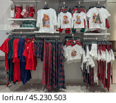 Распродажа в отделе одежды в магазине (скидки sale), новогодняя тема. Редакционное фото, фотограф Оксана Шведкова / Фотобанк Лори