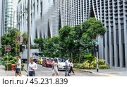 Singapore, 24 January 2024: street scene unfolds in downtown area of Singapore, lifestyle people and cars traverse bustling cityscape amid impressive skyscrapers. Редакционное фото, фотограф Павел Муравьев / Фотобанк Лори