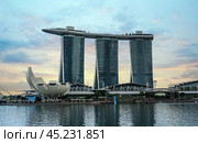 Singapore, 24 January 2024: Marina Bay Sands. Singapore symbol, stands proudly in skyline of Marina Bay. striking architecture, with three connected towers and unique rooftop, iconic landmark. Редакционное фото, фотограф Павел Муравьев / Фотобанк Лори