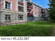 Город Иркутск. Трехэтажный дом. Улица Декабрьских событий, дом 87 (2024 год). Редакционное фото, фотограф Александр Тараканов / Фотобанк Лори