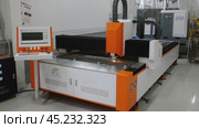 A robotic laser cutter that functions autonomously, without human intervention. Стоковое видео, видеограф Strunov David / Фотобанк Лори