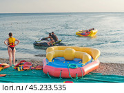 Черное   море, Краснодарский край, Туапсинский район, Бухта Михайловская, пляж , таблетка (2024 год). Стоковое фото, фотограф Александр Циликин / Фотобанк Лори