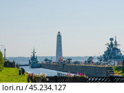 Обводный канал . Кронштадт . Вид на Деревянный маяк и Эскадренный миноносец Беспокойный. Редакционное фото, фотограф Татьяна Шикова / Фотобанк Лори