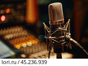 Professional condenser microphone standing in recording studio. Стоковое AI-изображение, AI-художник Иван Рябоконь / Фотобанк Лори