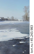 Vertical video of russian Altai country village Semiletka and river Koksha in winter season. The banks are covered with snow. Стоковое видео, видеограф Сергей Пристяжнюк (Serg Zastavkin) / Фотобанк Лори