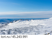 Горнолыжный курорс Шерегеш, мекка сибирского фрирайда. Зимний день в горах, пейзаж. Стоковое фото, фотограф Екатерина Якименко / Фотобанк Лори