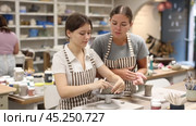 During master class, student sculpt from clay under guidance of female teacher. Стоковое видео, видеограф Яков Филимонов / Фотобанк Лори