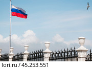 Советская архитектура ( фрагмент ) Сталинского периода в Магадане ( ограда городского стадиона ). Несмотря на то, что большая часть зданий в Магадане строились уже во времена Хрущева, но проекты были все-таки Сталинского периода. (2012 год). Стоковое фото, фотограф Павел Просянов / Фотобанк Лори