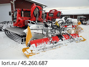 Kirovsk, Murmansk region, Russia, March 19, 2024: Snow groomer on southern slope of Bolshoy Vudyavr ski resort in Khibiny Mountains. Редакционное фото, фотограф Алексей Антипов / Фотобанк Лори